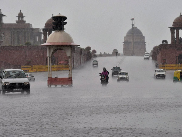 Vehicles move at Vijay Chowk during during rains Vehicles move at Vijay Chowk during during rains