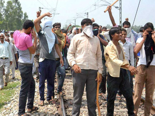 BJP workers stopped two trains in Kaanth tehsil. 