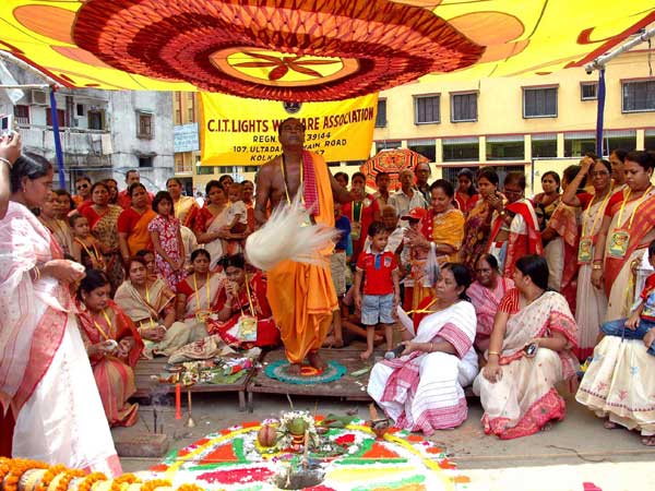 Devotees perform rituals during `Khuti Puja`