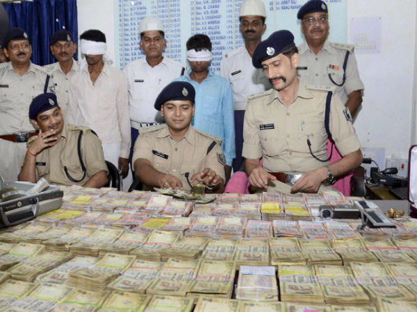 Patna Police with the cash recovered from thieves which they stole from Giriraj's residence. (PTI Photo)