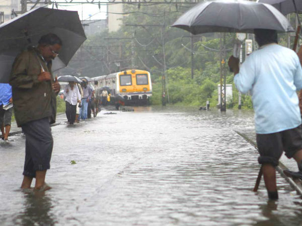 Heavy rains hit road, train in Mumbai