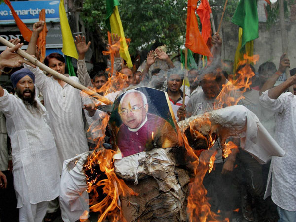 Activists of Shiv Sena and Dogra front burn an effigy of Ved Partap Vaidik