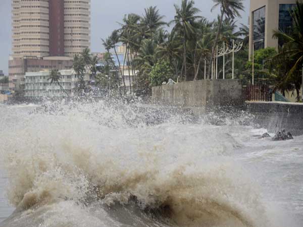 A view of waves in the Arabian Sea during high tide