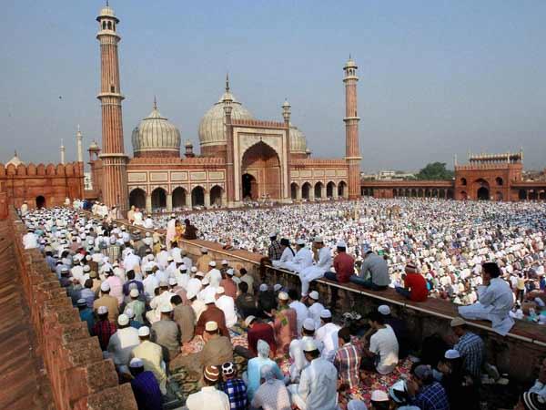 Muslims praying at Jama Masjid