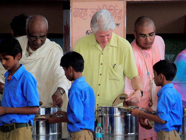 Bill Clinton serves food to school kids