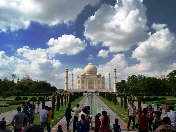A spectacular view of Taj Mahal in Agra
