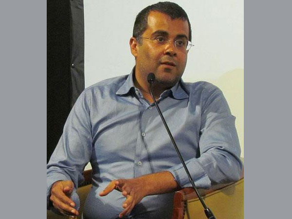 Twitter hits out at Chetan Bhagat 
