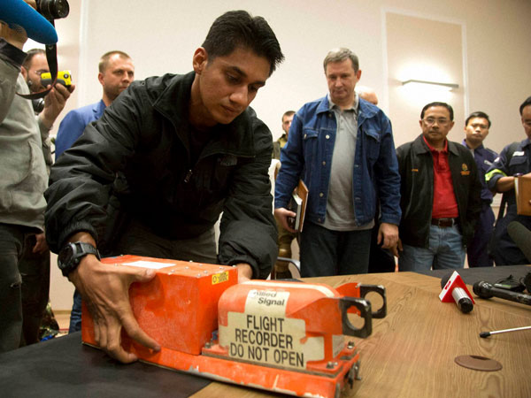 Ukraine hands over MH17 black boxes