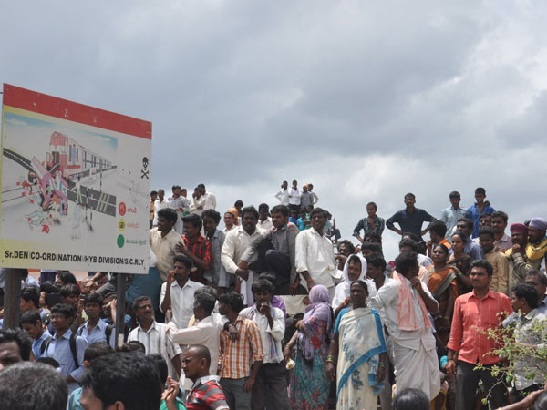 Train rams into schoolbus, 25 children dead