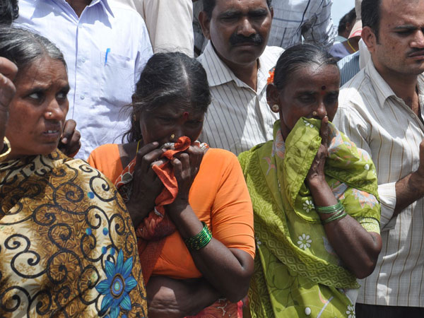 Train rams into schoolbus, 25 children dead