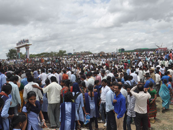 Train rams into schoolbus, 25 children dead
