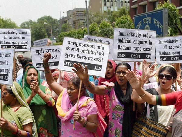 The CBI became suspicious after the fathers' of both the victims transferred Rs 1 lakh each to the two eyewitnesses' accounts. The CBI became suspicious after the fathers' of both the victims transferred Rs 1 lakh each to the two eyewitnesses' accounts.