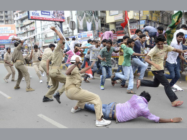 Police lathicharge on Patna University students