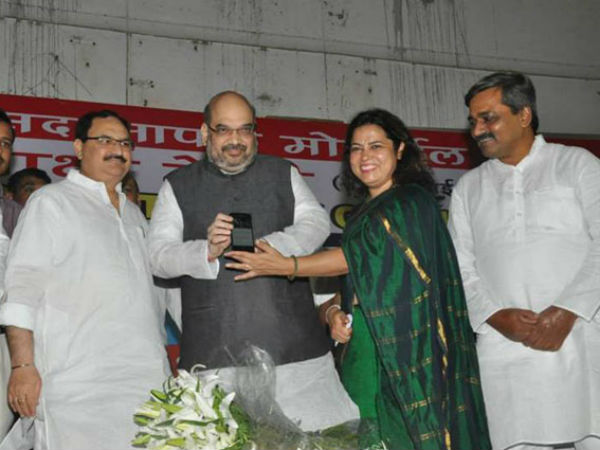 BJP president Amit Shah launching the app alongwith BJP MP Meenakshi Lekhi and others.
