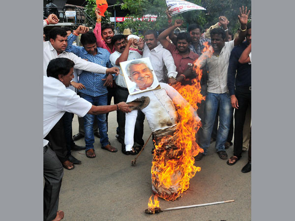 BJP Yuva Morcha activists burn effigies of Kerala Chief Minister Oommen Chandy