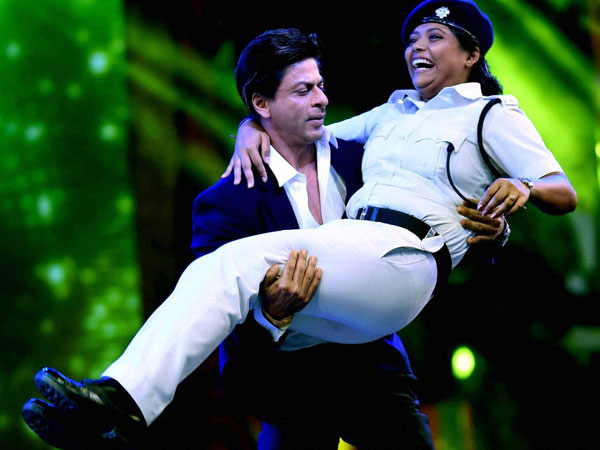 Shahrukh Khan lift a lady constable during dance programme in Kolkata