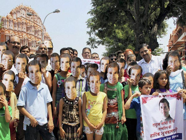 Congress in Kerala rallies behind Sonia Congress in Kerala rallies behind Sonia