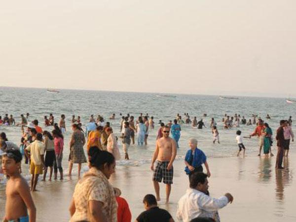 Goa sees battle over bikini