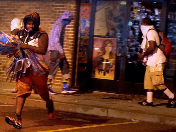 US: Police use tear gas on protestors US: Police use tear gas on protestors