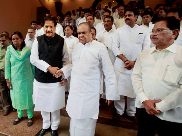 Former Maharashtra Governor K Sankaranarayanan with Chief Minister Prithviraj Chavan and other ministers during a send off ceremony in Mumbai on Wednesday.