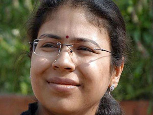 Durga Nagpal shows SP leader the door