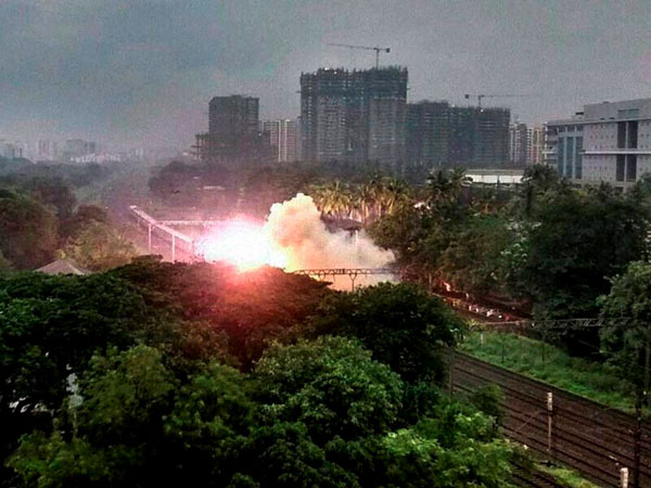 Overhead electric wire broke Vikroli & Ghatkopar local train