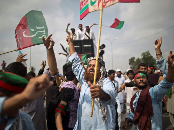 Anonymous person sends 200 bouquets to Pakistani protesters