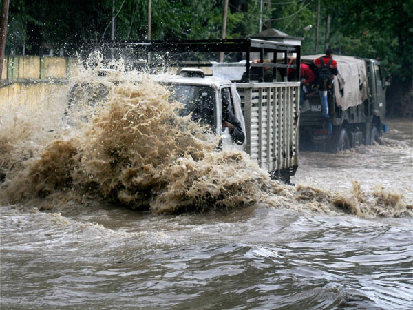 1,500 trucks stuck on way to Kashmir