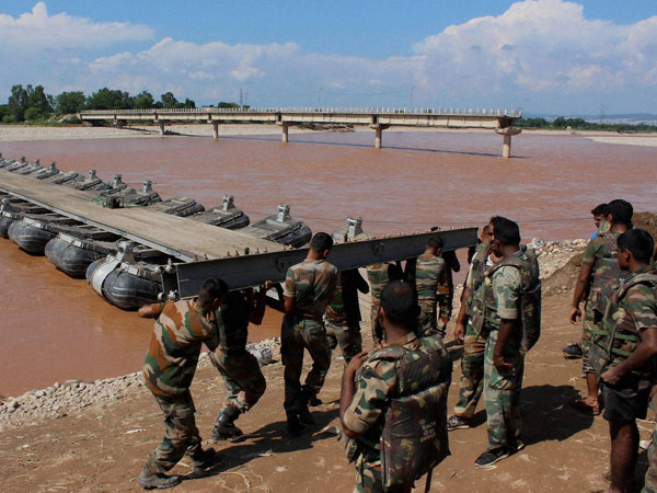 Over 400,000 marooned in Srinagar