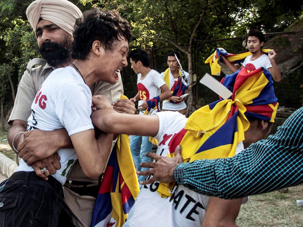 Tibetans protest outside Xi's hotel
