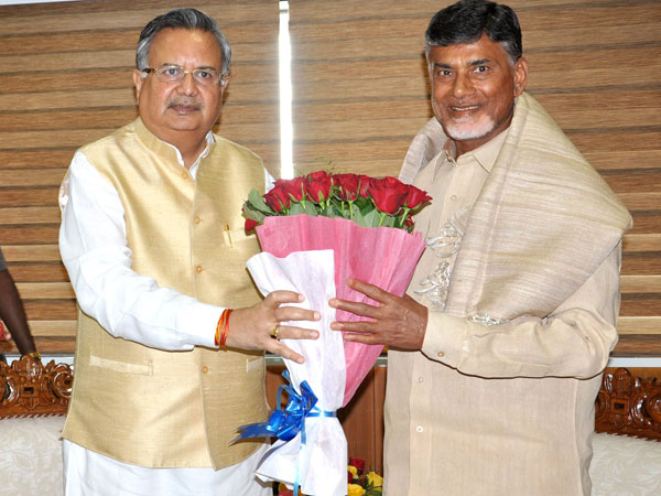 Andhra CM lauds Raman Singh over capital