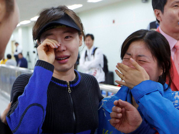 South Korea's Na Yoonkyung, center, cries after winning the gold medal South Korea's Na Yoonkyung, center, cries after winning the gold medal