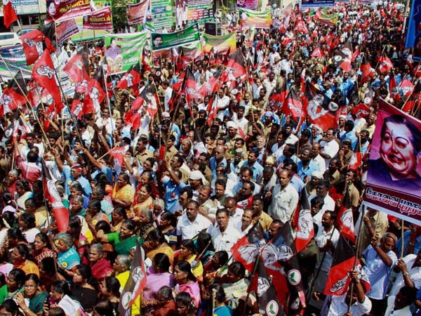 Cops lathicharge AIADMK supporters