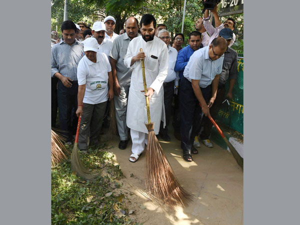 Ram Vilas Paswan sweeps as he takes part in 'Swachh Bharat Abhiyan'