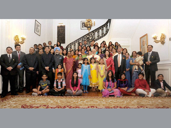 Modi pays homeage to Bapu 