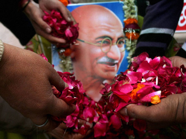 J&K: CM, Guv pay homage to Gandhi