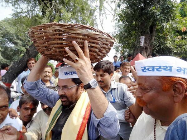 Mukhtar Abbas Naqvi participates in a cleanliness drive