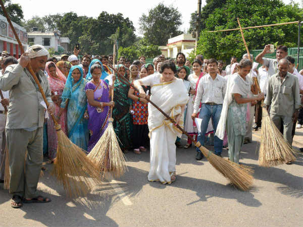 Omita Paul participates in a cleanliness drive