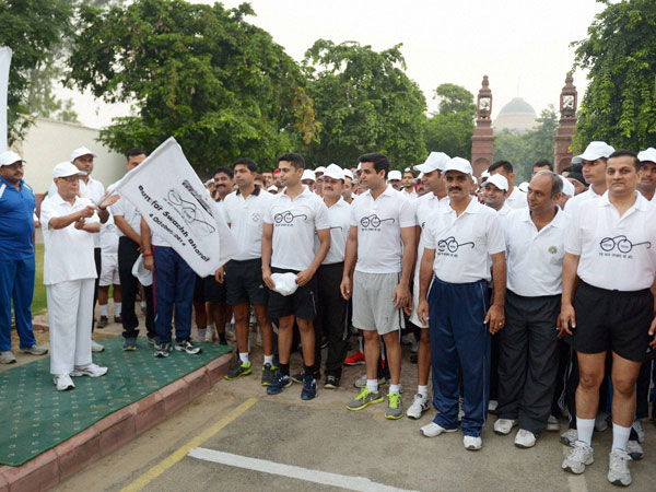 President Pranab Mukherjee flagging off a run for 'Swachh Bharat'