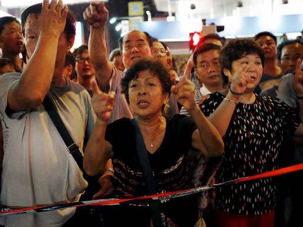 HK civil servants resume work 