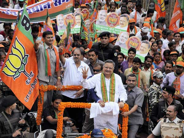 Raman Singh ready to hug maoists 