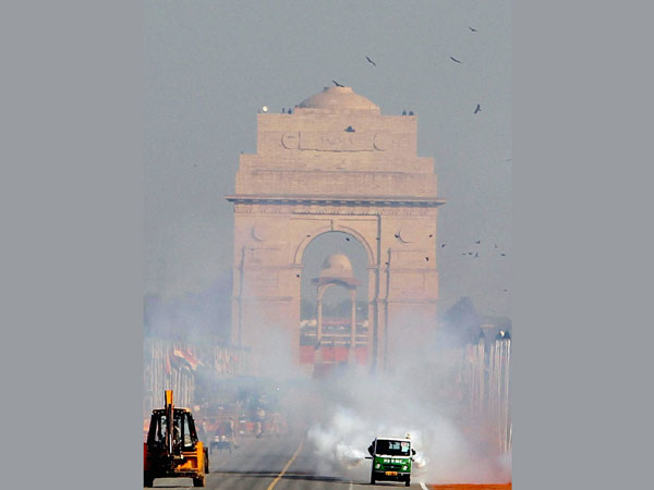 India Gate remains littered with garbage