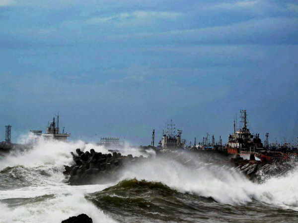 Tidal waves hit the Vizag beach as Cyclone Hudhud reaches the port city of Visakhapatnam. (PTI photo)
