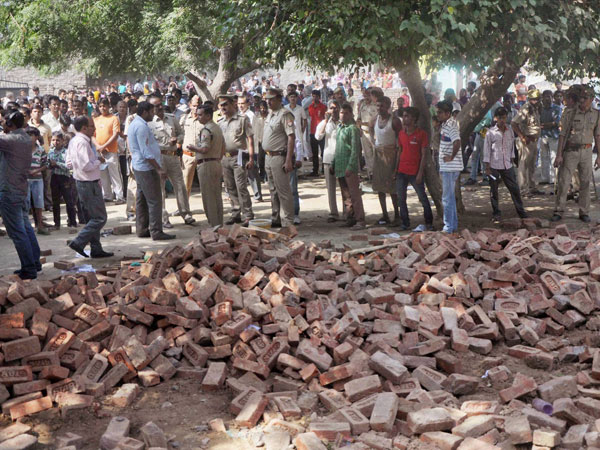 Wall collapse kills one, injures 23 