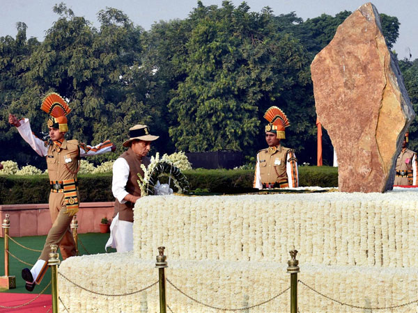 Union Home Minister Rajnath Singh laying wreath