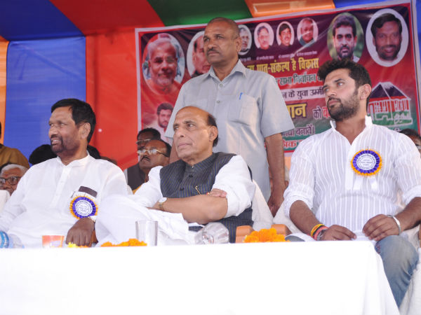 Rajnath Singh with Ram Vilas Paswan during LS poll rally (File photo) 