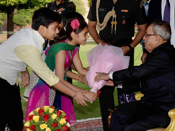 President Pranab Mukherjee being greeted by children