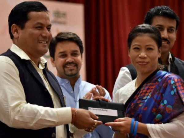 Union Minister of State (I/C) for Skill Development, Youth Affairs & Sports felicitates Sarbananda Sonowal boxer Mary Kom during a felicitation ceremony for the 17th Asian Games Medalist in New Delhi on Monday. 