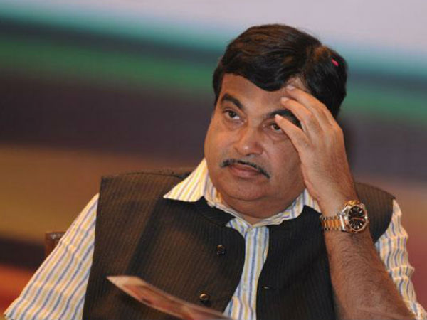 Union Transport Minister Nitin Gadkari was so much in hurry for the Chief Ministerial post that he forgot to follow the traffic rules. 