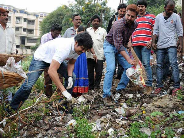 PM pats Hrithik, Nagarjuna